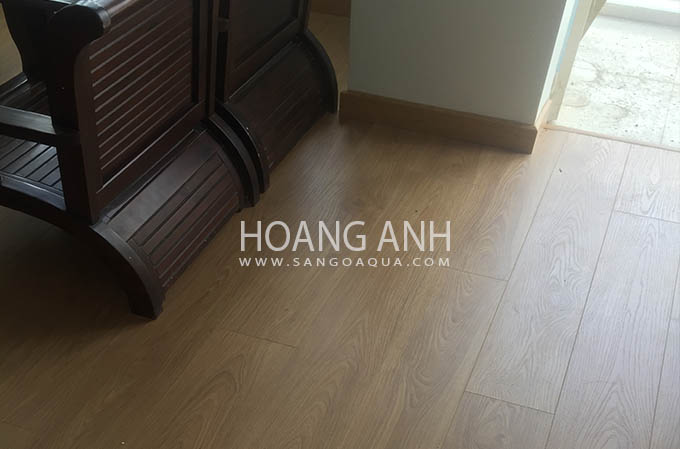 lap dat hoan thien san go egger 8mm h2735 tai quan 3